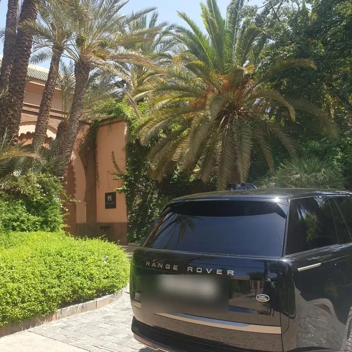 Range Rover Vogue devant un palace à Marrakech